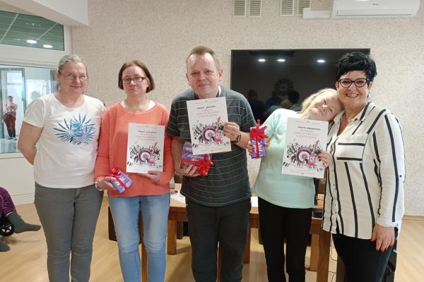 Trójka nagrodzonych mieszkańców wraz z terapeutką i Pania Dyrektor.