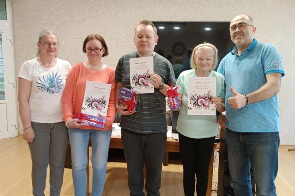 Trójka nagrodzonych mieszkańców wraz z terapeutami.