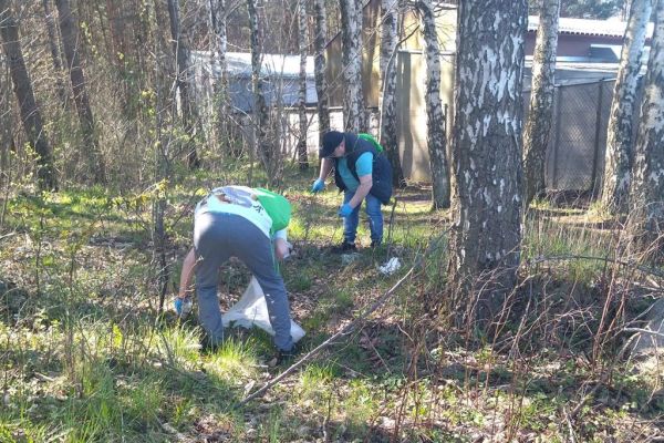 Mieszkańcy sprzatają teren wsi Lubuczewo.