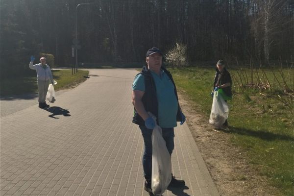 Mieszkańcy sprzatają teren wsi Lubuczewo.