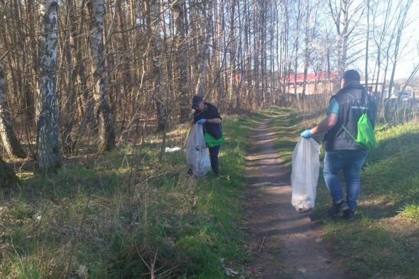 Mieszkańcy sprzatają teren wsi Lubuczewo.