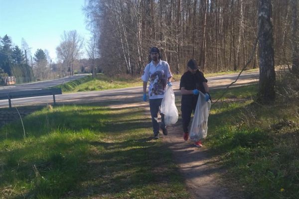 Mieszkańcy sprzatają teren wsi Lubuczewo.