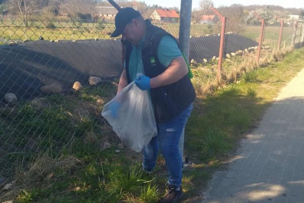 Mieszkańcy sprzatają teren wsi Lubuczewo.