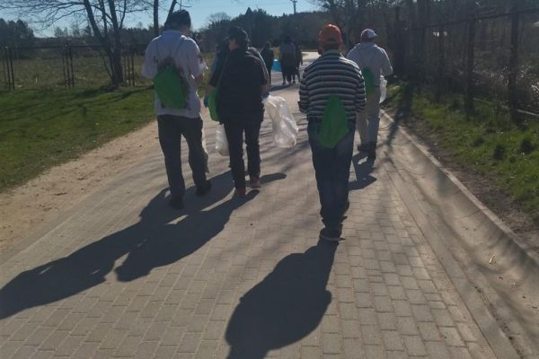 Mieszkańcy sprzatają teren wsi Lubuczewo.