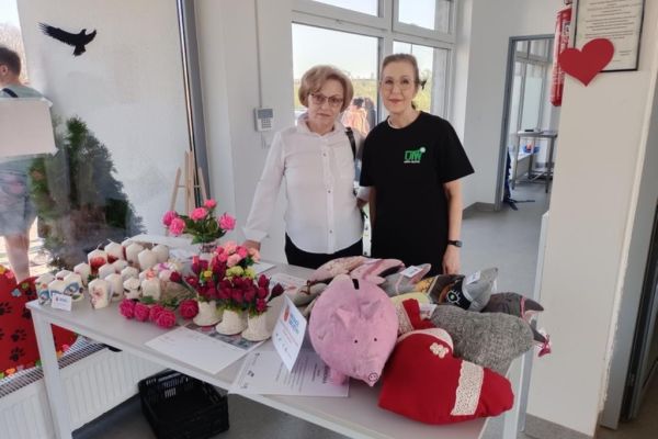 Panie z UTW z Redzikowa oferują ozdoby wykonane wspólnie z mieszkańcami stojąc na kiermaszy w Schronisku w Słupsku.