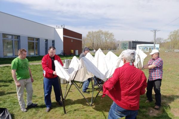 Mieszkańcy rozkładaja namiot pod Schroniskiem w Słupsku.
