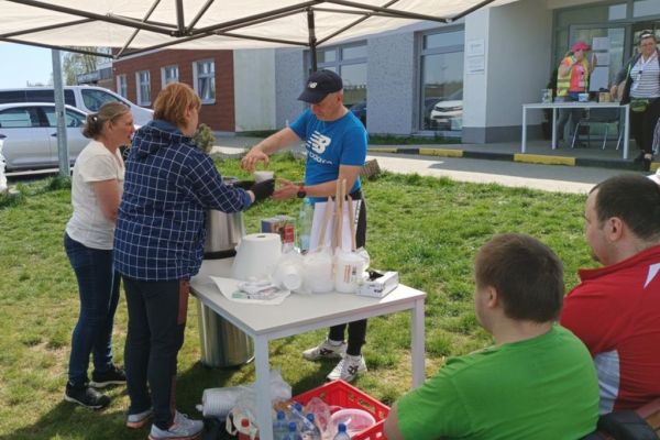 Terapeutki nalewaja zupe pod Schroniskiem w Słupsku.