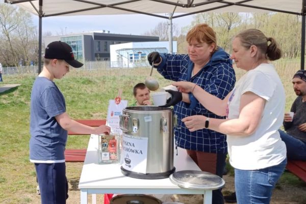 Terapeutki nalewaja zupe pod Schroniskiem w Słupsku.