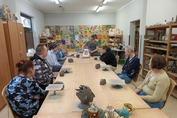 Mieszkańcy lepią ozdoby z gliny w słupskiej Ceramikarni.