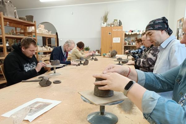 Mieszkańcy lepią ozdoby z gliny w słupskiej Ceramikarni.