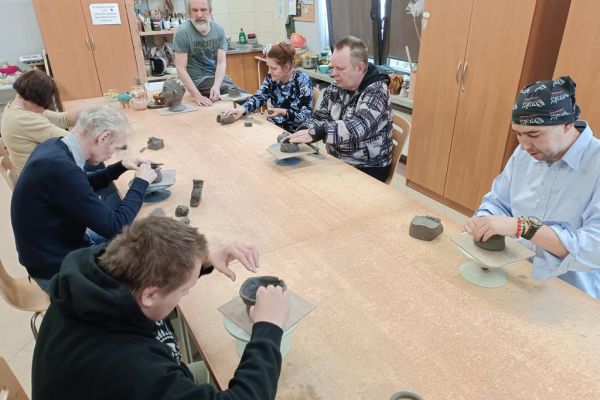 Mieszkańcy lepią ozdoby z gliny w słupskiej Ceramikarni.