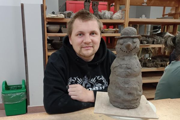 Mieszkaniec i jego praca wykonana z gliny.