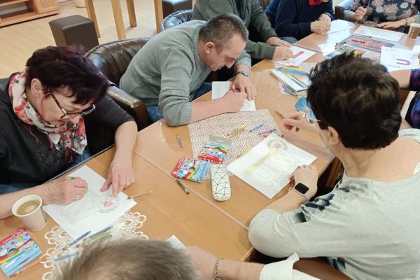 Mieszkańcy wspólnie z uczestnikami UTW z Redzikowa wykonuja atrybuty do kibicowania.