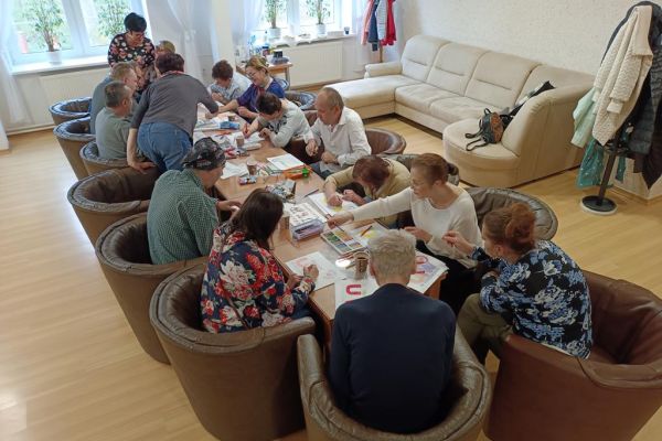 Mieszkańcy wspólnie z uczestnikami UTW z Redzikowa wykonuja atrybuty do kibicowania.