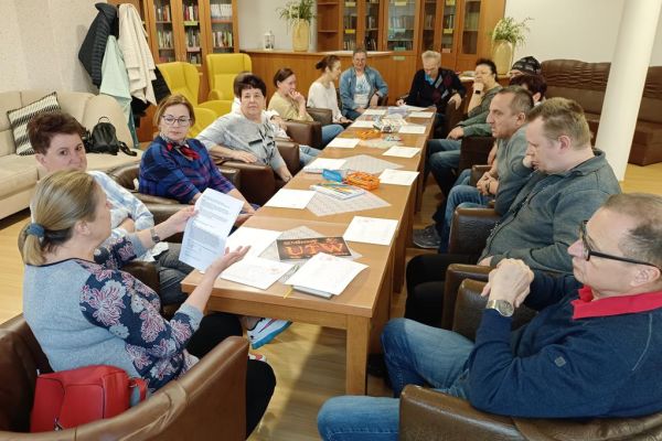 Mieszkańcy wspólnie z uczestnikami UTW z Redzikowa wykonuja atrybuty do kibicowania.