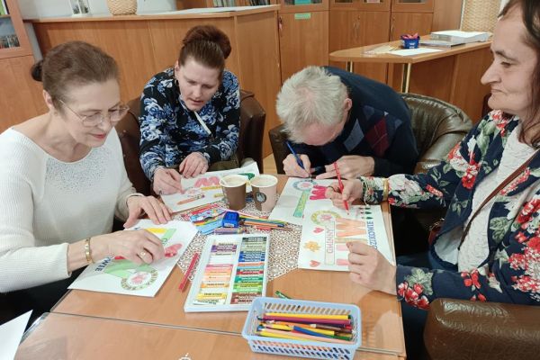 Mieszkańcy wspólnie z uczestnikami UTW z Redzikowa wykonuja atrybuty do kibicowania.