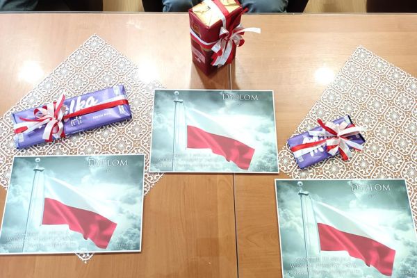 Przygotowane nagrody na stoliku i dyplomy.