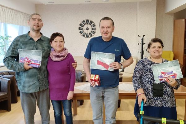Troje nagrodzonych mieszkańców quizu wraz z Pania kierownik.