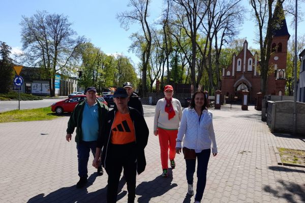 Mieszkańcy zwiedzają Złotów.