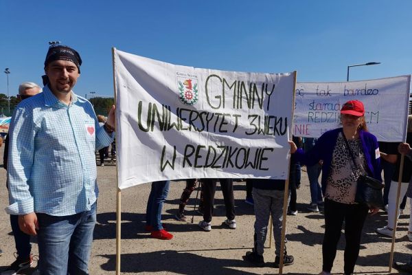 Dwóch mieszkańców z transparentem UTW z Redzikowa.