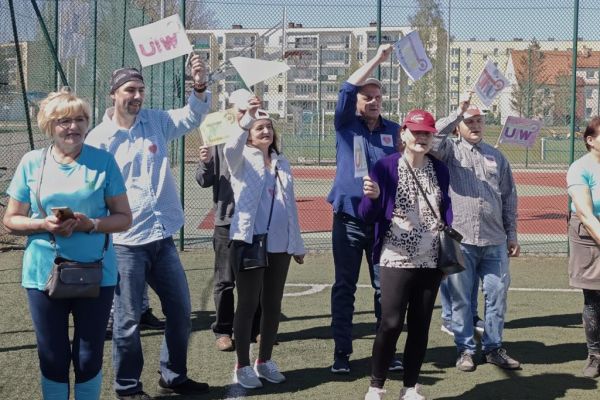 Mieszkańcy kibicują UTW na spartakiadzie sportowej w Ustce.