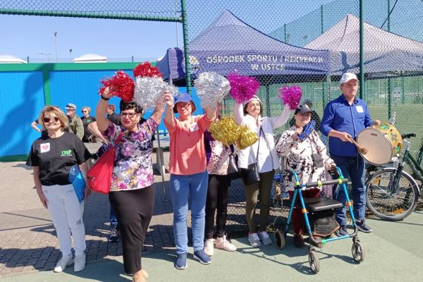 Mieszkańcy wraz z Pania Dyrektor kibicują UTW na spartakiadzie sportowej w Ustce.