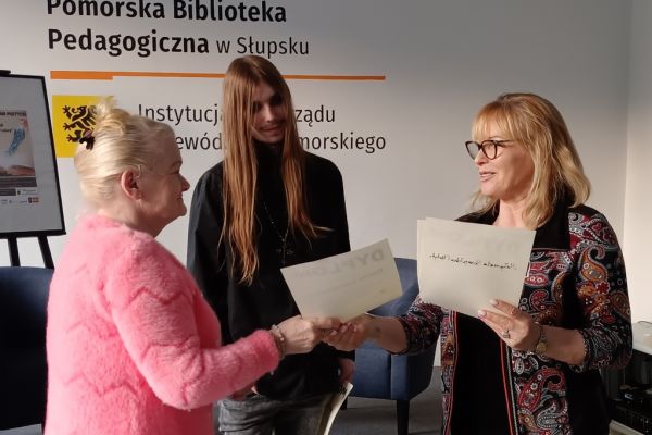 Mieszkanka nagrodzana przez pania prowadzącą podczas Slamu poetyckiego.
