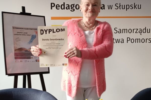 Mieszkanka nagrodzona podczas Slamu poetyckiego.