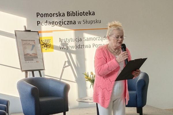 Mieszkanka czyta wiersz.