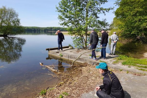 Mieszkańcy zwiedzają Szczecinek, są nad jeziorem.
