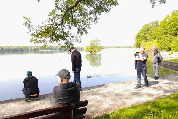 Mieszkańcy zwiedzają Szczecinek, są nad jeziorem.