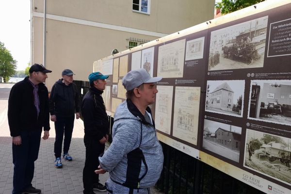 Mieszkańcy zwiedzają Szczecinek, oglądają wystawę.