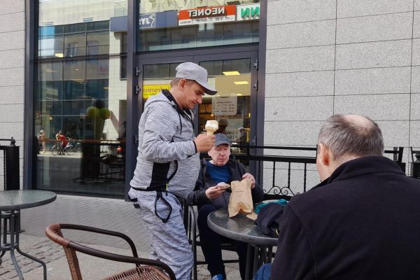 Mieszkańcy zwiedzają Szczecinek, jedza laody i pączki.