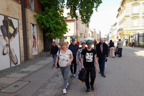 Mieszkańcy zwiedzają Szczecinek, spacerują deptakiem.