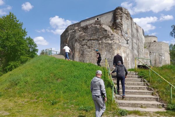 Mieszkańcy zwiedzają Szczecinek, oglądaja bunkier.