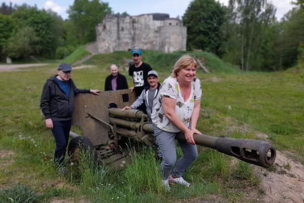 Mieszkańcy zwiedzają Szczecinek, stoją przy armatce, działo z II wojny.