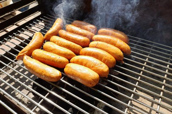 Kiełbaska na grillu.