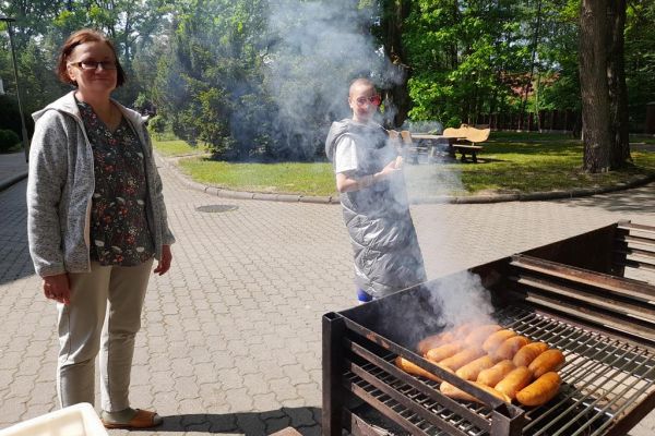 Dwie mieszkanki przy grillu.