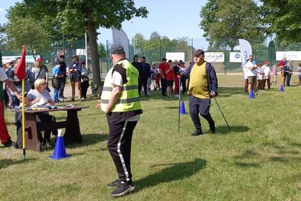 Mieszkaniec w konkurencji sportowej na zawodach z kijkami.