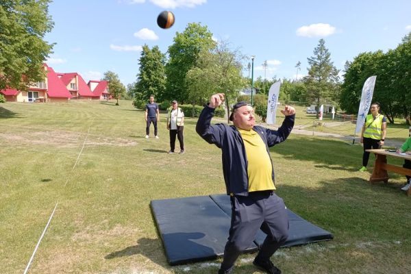 Mieszkaniec w konkurencji sportowej na zawodach z piłką.