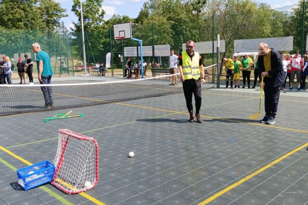Mieszkaniec w konkurencji sportowej na zawodach z piłką.