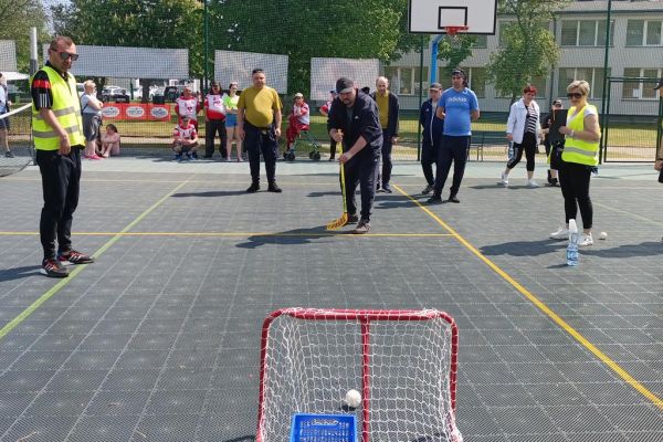 Mieszkaniec w konkurencji sportowej na zawodach z piłką.