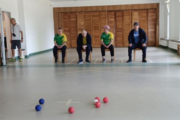 Mieszkaniec w konkurencji sportowej na zawodach z piłką.