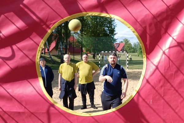 Mieszkaniec w konkurencji sportowej na zawodach z piłką.