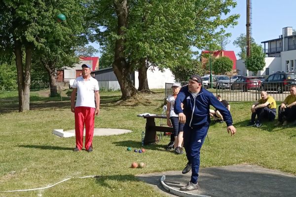Mieszkaniec w konkurencji sportowej na zawodach.