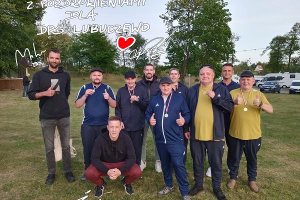 mieszkańcy na zdjęciu grupowym wraz ze znanymi siatkarzami.