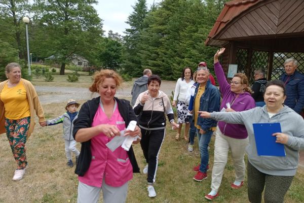 Uczestnicy pikniku biegną podczas gry do celu.