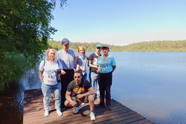 Mieszkańcy na pomoście nad jeziorem.