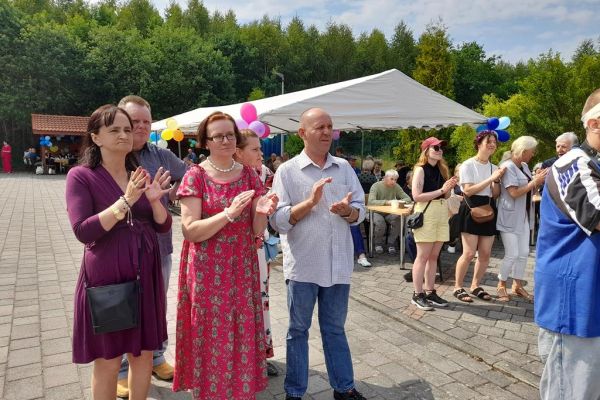 Mieszkańcy oklaskują innych uczestników imprezy.