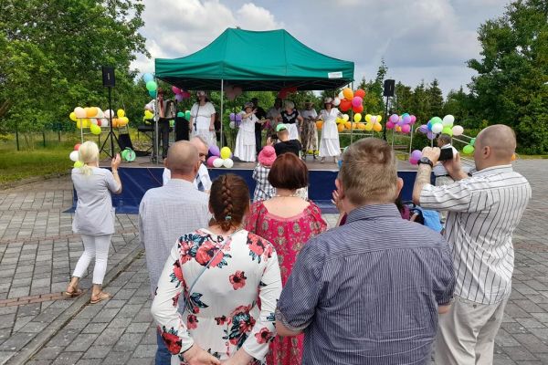 Mieszkańcy oklaskują występ innych uczestników imprezy.